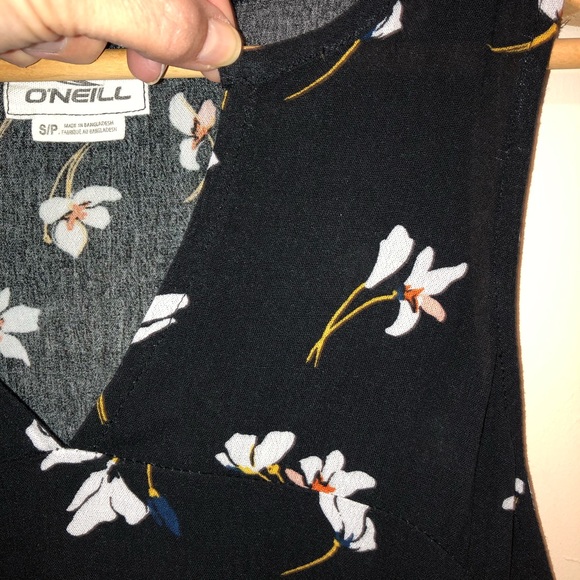 🆕🌷NWT O’Neill Cropped Flowy Tank Black Floral S - Picture 4 of 9
